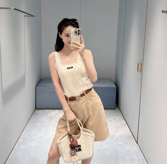 Miu 25 Early Autumn new lace vest. The whole body is interwoven with fine croche