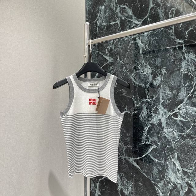 Miu 25 Early Autumn new striped knitted vest. The contrasting two-color stripes
