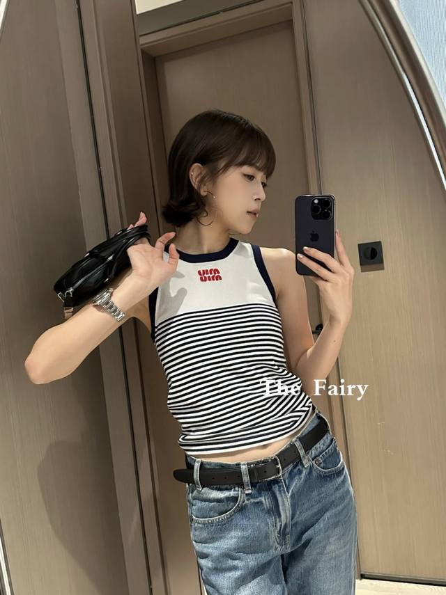 Miu 25 Early Autumn new striped knitted vest. The contrast of two-color stripes