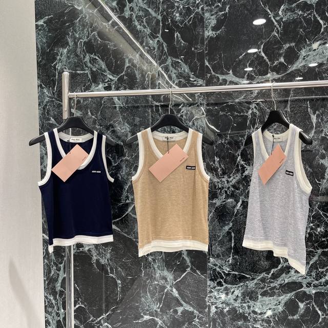 Miu 25 Early Autumn new contrast color fake two-piece knitted vest Knitted fake