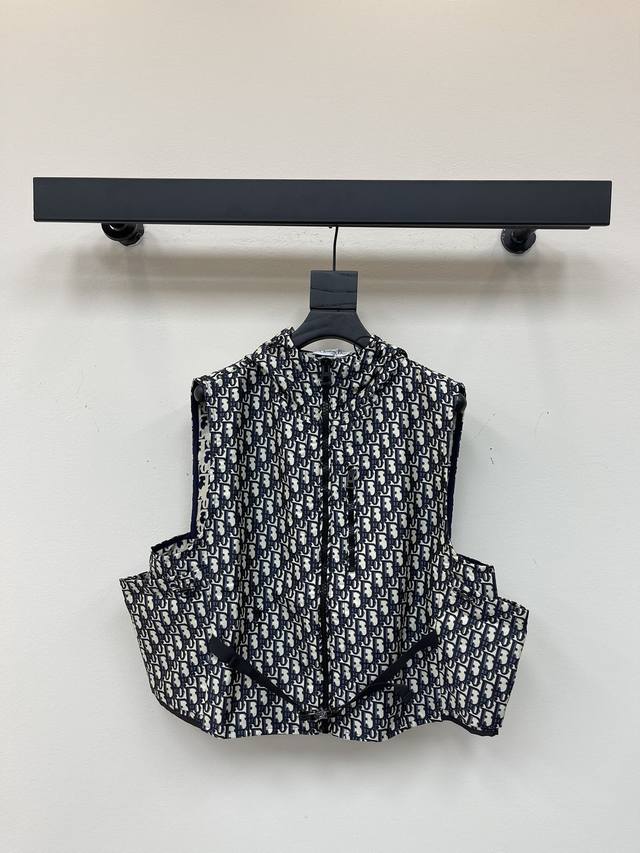 Dio*25 New classic floral vest jacket! This hooded jacket is decorated with Obli