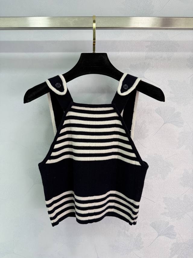 Miu 25 Early Autumn new striped knitted vest. The whole body is interwoven with