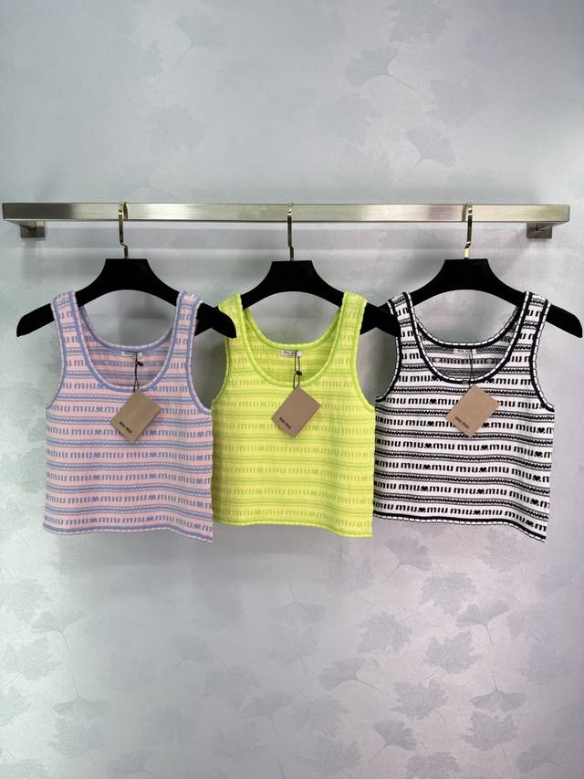 Miu*2025 Spring and Summer new knitted vest with Miu Miu logo design on the ches