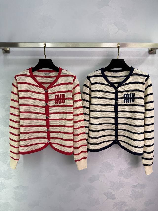 Miumiu*2025 new striped knitted cardigan, the logo design on the chest is very e