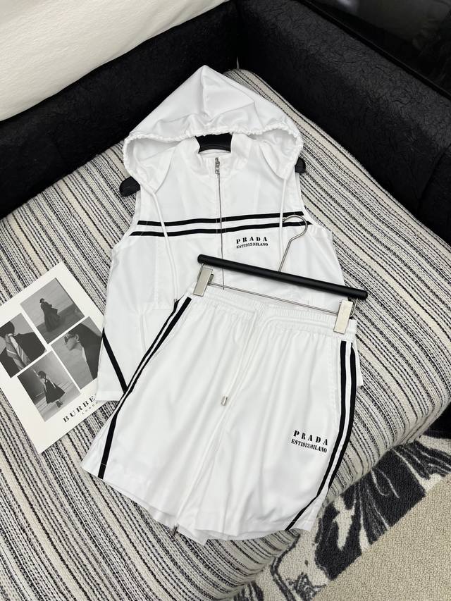 Hot item in stock Unlock high-end summer outfits! Prada contrasting hooded vest