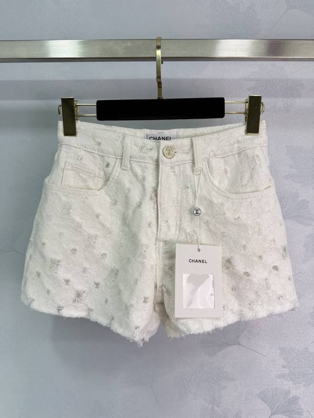 Ch*25 Spring and summer new Xiaoxiang heavy lace lined denim white shorts. This