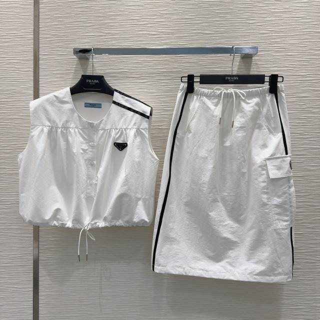 Prad* 2025Ss new suits are high-end and full of style. The innovative fabrics ar