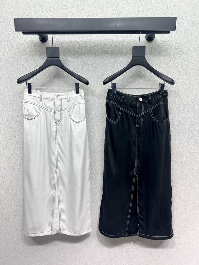 The Chanel-style slit skirt is fashionable, low-key, and luxurious! The style i