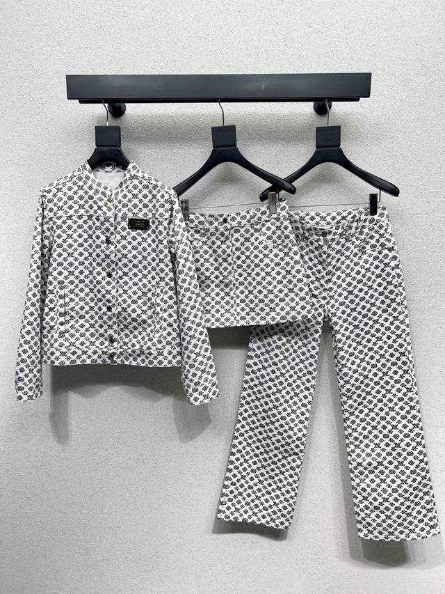 L's series of classic denim jackets with floral prints are fashionable, low-key,
