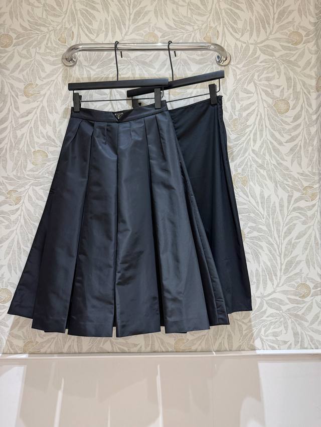 Spot Model No. 1P Nylon Slit Skirt This piece is made of Re-Nylon recycled nylo