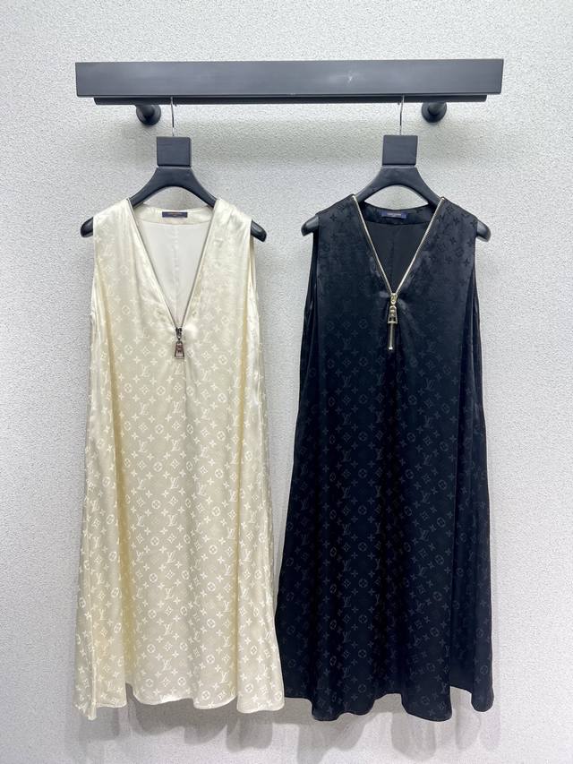 L classic jacquard sleeveless dress. Special material with texture. Every detail