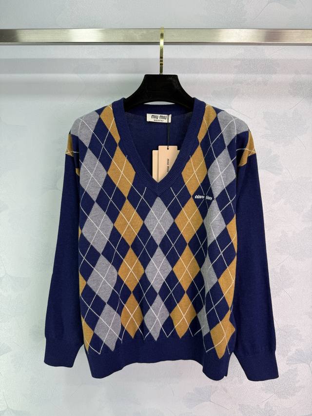 Miumiu25 This early autumn new diamond knit sweater weaves retro and exquisite i