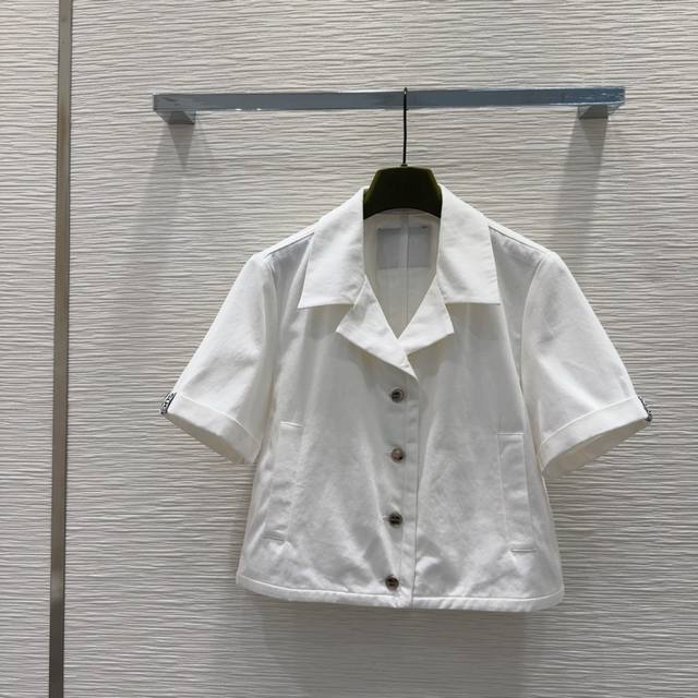 Gucc* 2025Ss new suits are high-end and full of style. The innovative fabrics ar