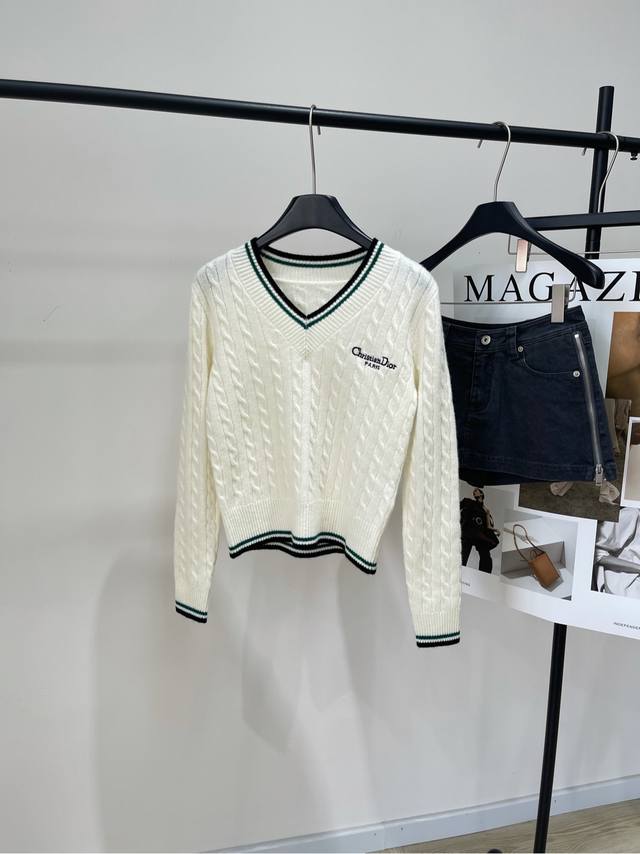D Creamy white long-sleeved V-neck sweater with green edges ., Fabric: wool + ca