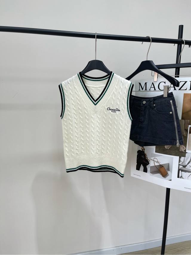 D Creamy white green-edged twisted knitted vest ., Fabric: Wool and cashmere ble