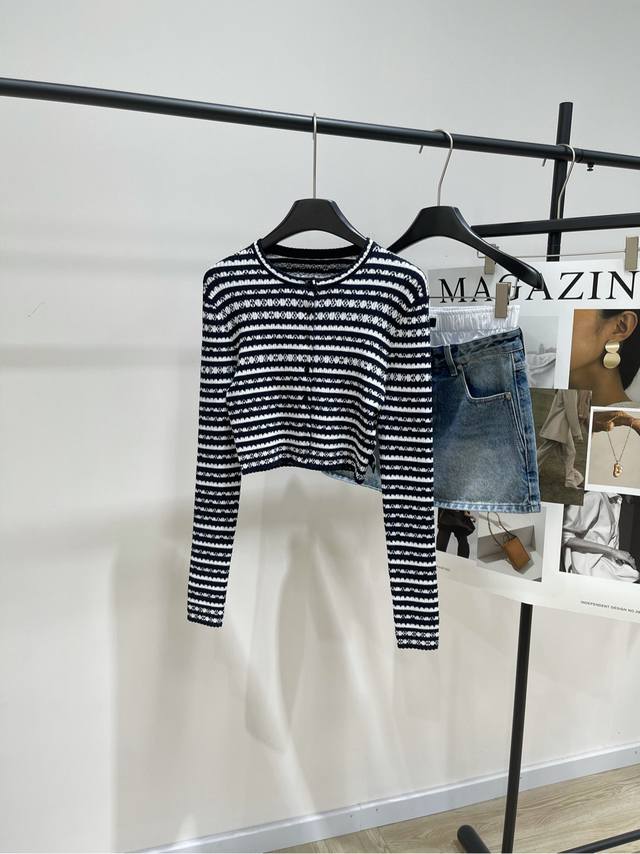 Lv black and white striped four-leaf clover short cardigan ., Fabric: wool + nyl