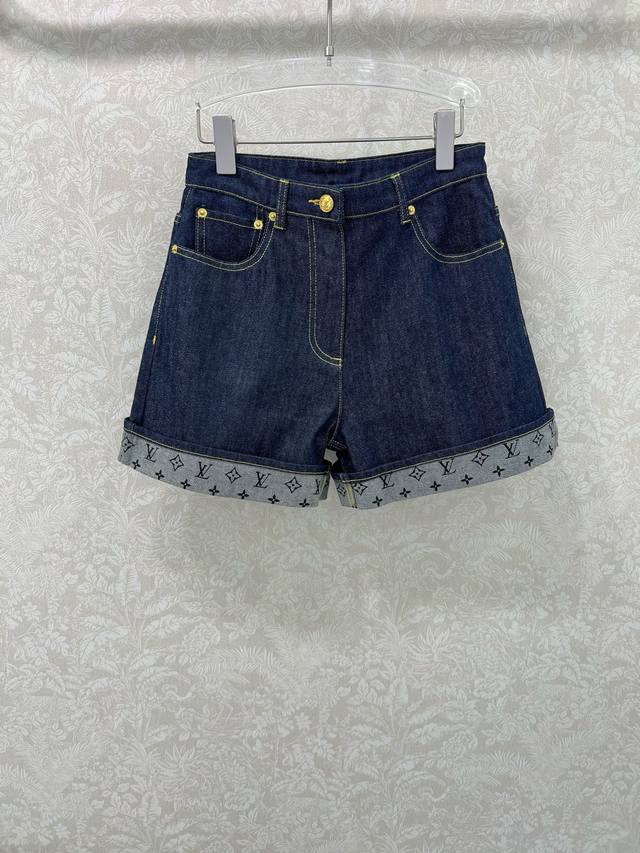 Louis Vuitto*25 New style denim shorts with jacquard lining, curled hem, reveali