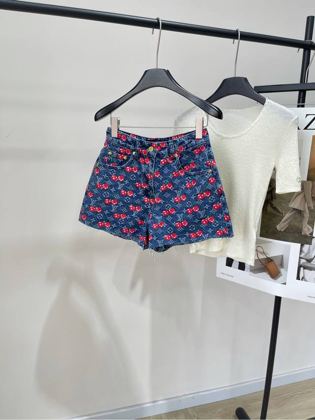 Lv dark blue old flower cherry denim shorts ., fabric: denim Color: dark blue Lo