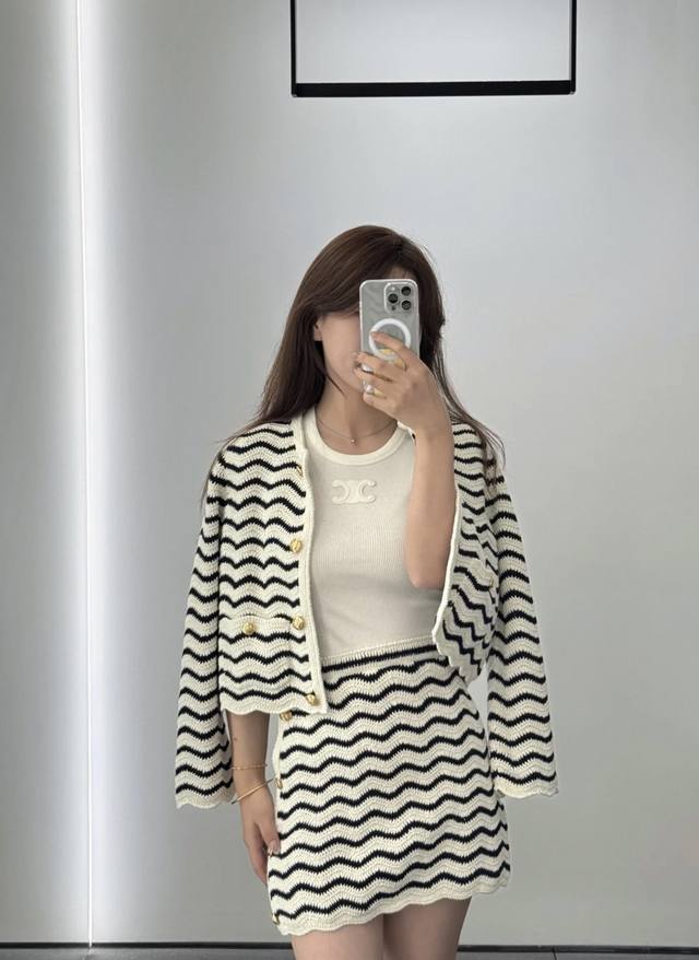 Ce 25 Early Autumn new striped knitted cardigan with black and white stripes. Th