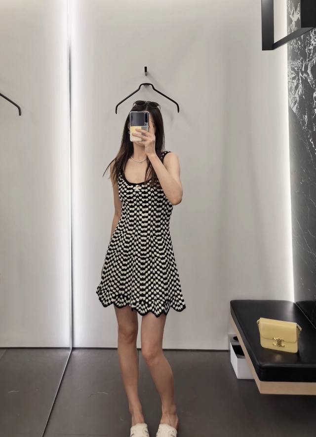 Ce 25 Early autumn new knitted vest dress Black and white mosaic plaid forms a c