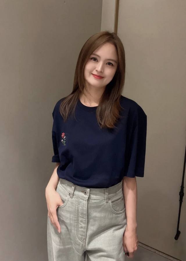 Loewe 25 Early Autumn new flower embroidery totem T-shirt. The chest uses embroi