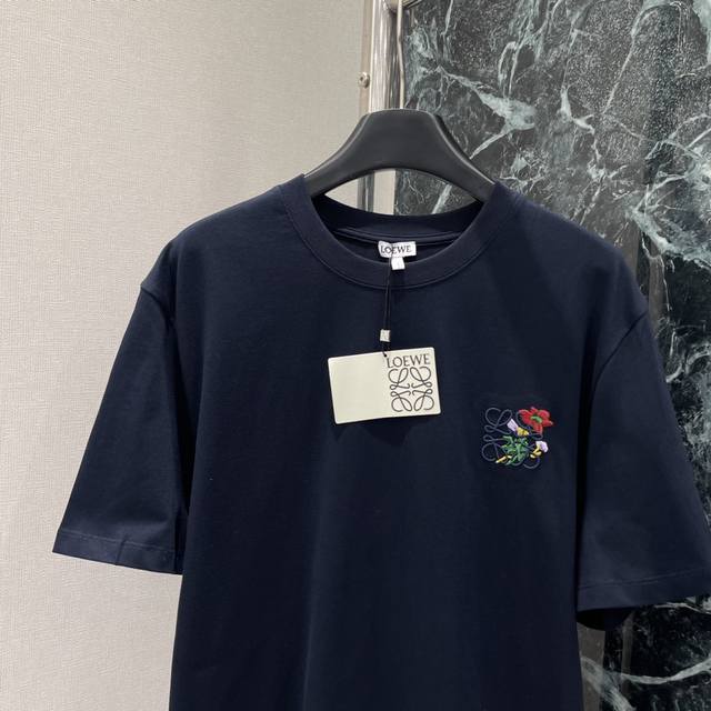 Loewe 25 Early Autumn new flower embroidery totem T-shirt. The chest uses embroi