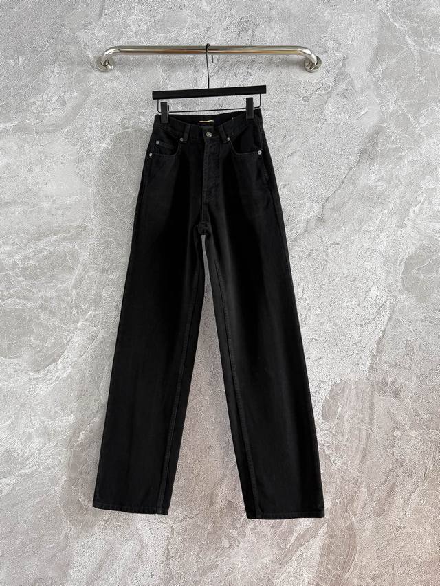 Spot Model No. 10P. The black straight jeans are old washed black, the fabric t