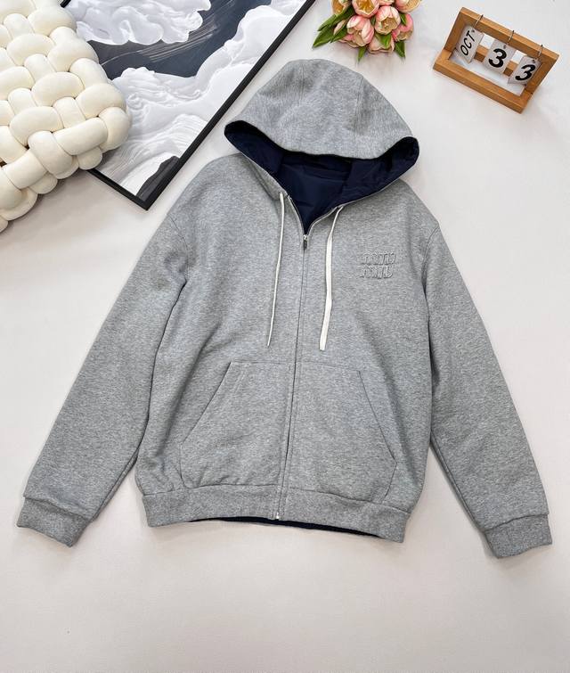 Miumiu2025Ss Early Autumn new product, the double-sided hooded jacket, is defini