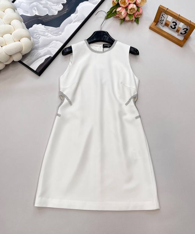 Chanel classic Chanel style returns with beaded letter hollow sleeveless skirt,