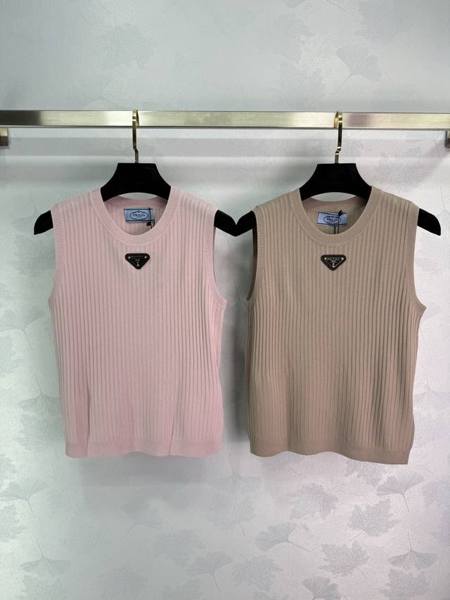 Pr*2025 Spring and Summer new small triangle logo knitted vest round neck design