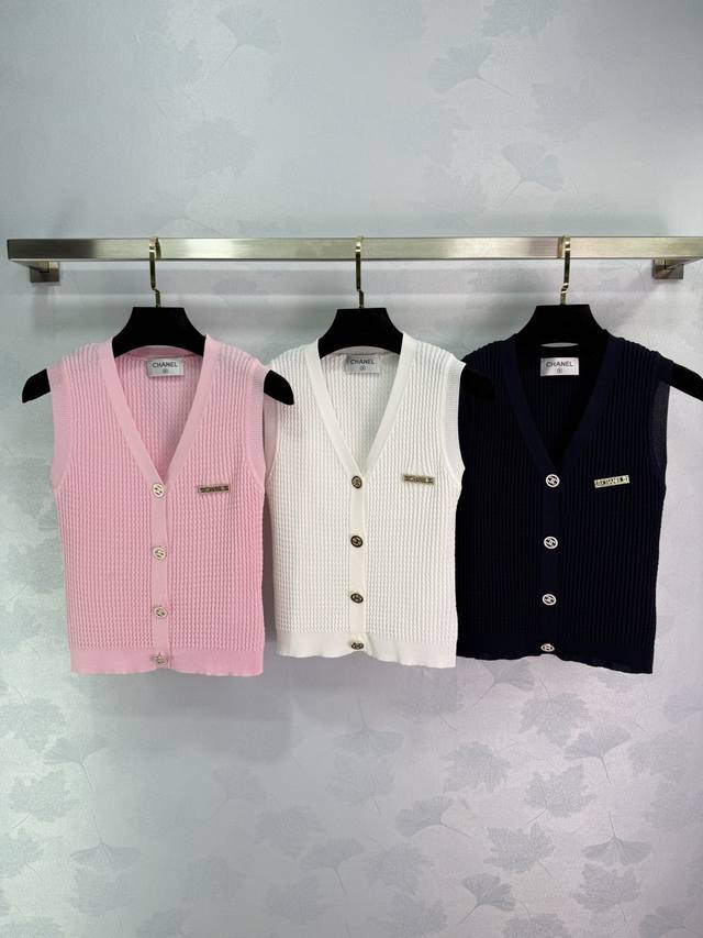 Chanel*2025 Spring and Summer new knitted vest V-neck four-button design Double