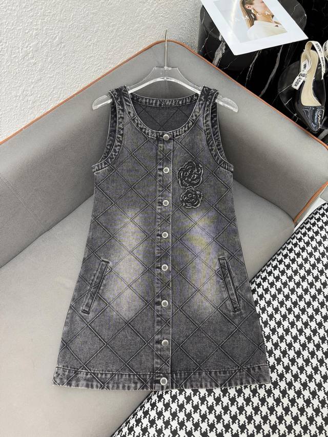 Chane* 25Ss new sleeveless dress with diamond check fabric and floral embroidery