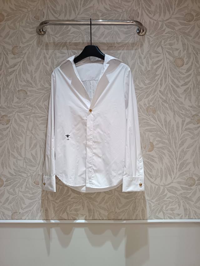 Spot Style 8P The button of the low-cut white shirt is really special, like a s