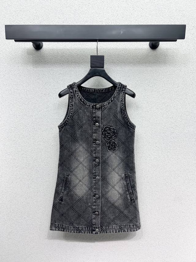 Xiao Xiang style denim vest dress is good-looking and versatile. It is trouble-