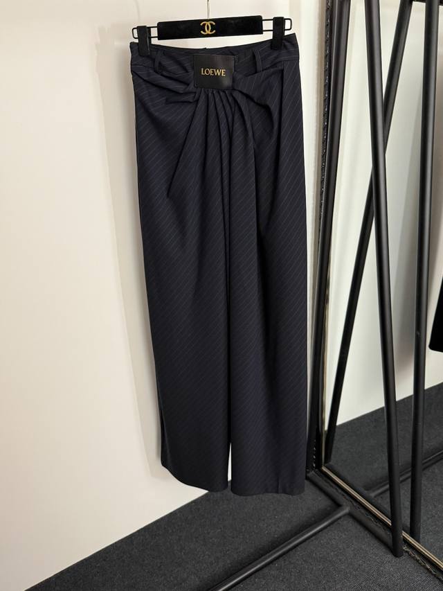 Style No. 20254123 Loew* new logo leather label decorated pleated waist wide-le