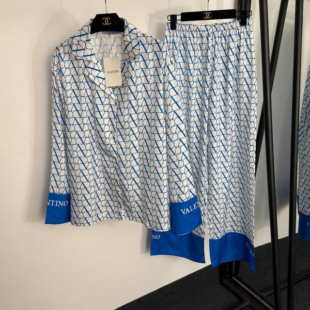 Style No. 20254092 Valentin* new home style leisure suit, full body V letter pr