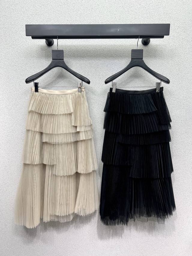 D irregular pleated mesh skirt has a layered feel, high-end and soft, very comfo