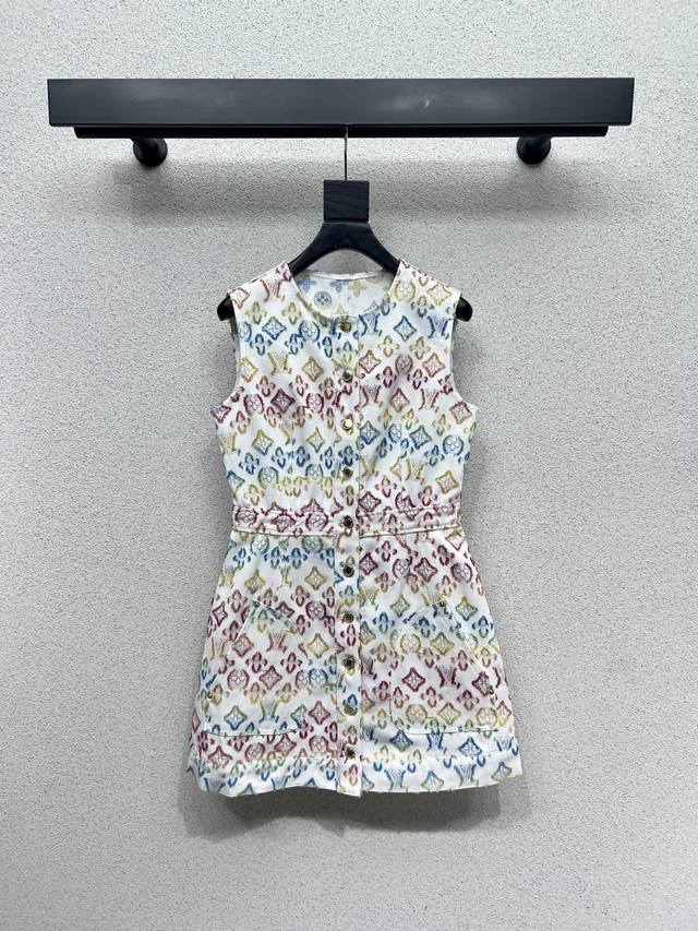L's series of colorful logo denim dresses are fashionable, low-key, elegant and