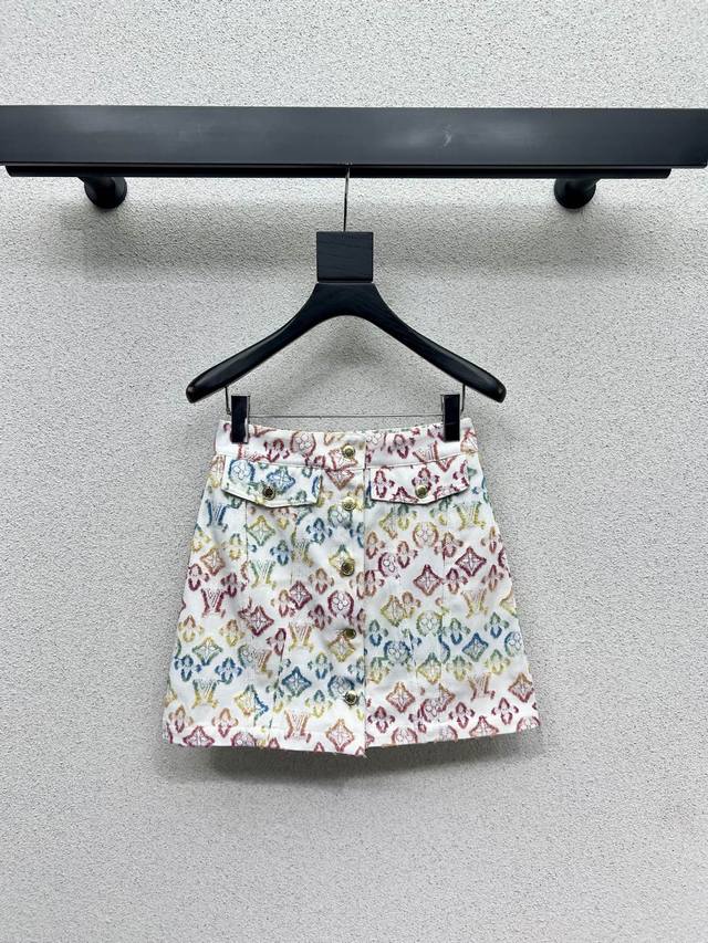 L's series of colorful logo denim skirts are fashionable, low-key, luxurious and