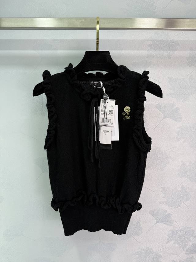 Chane* The latest collection for early fall 2025! Vest with ruffled lace and bro