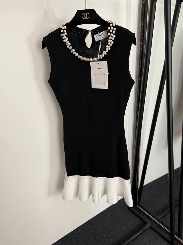 Style No. 20254065 Chane* new style small logo brooch color matching hem pearl