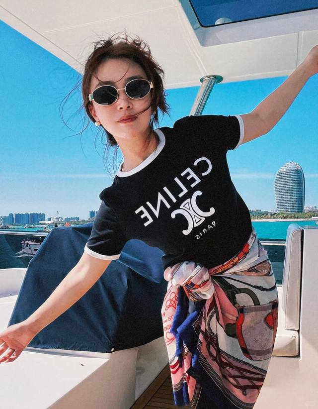 Celin* 25Ss Spring and Summer new classic logo letter print on the chest round n