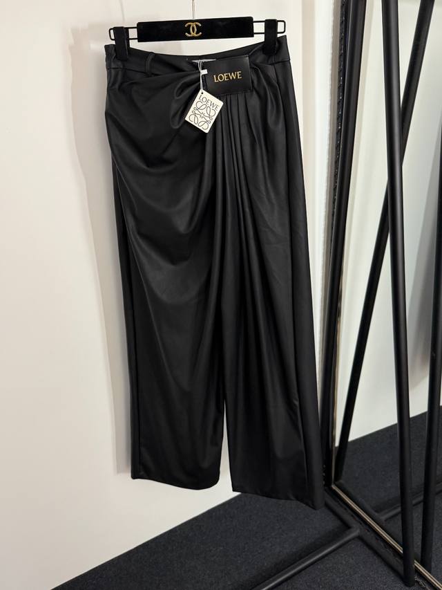 Style No. 20254029 Loew* new logo leather label decorated pleated waist Pu leat