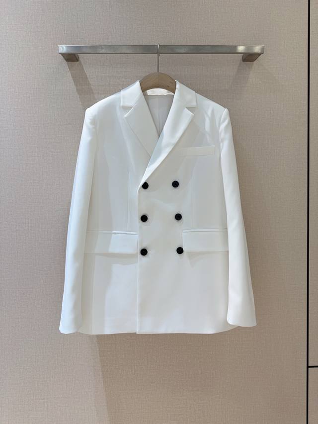 Di*O*R New Product Recommendation... Pure white double-breasted suit, made of 10