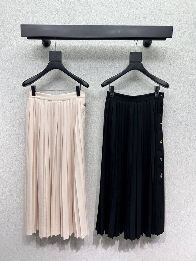 L metal design pleated skirt is classic and stylish, perfect for all kinds of we