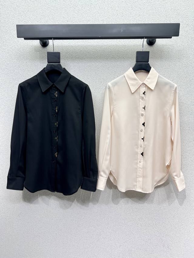 L metal design shirt is classic and stylish, and can be worn perfectly~ High-end