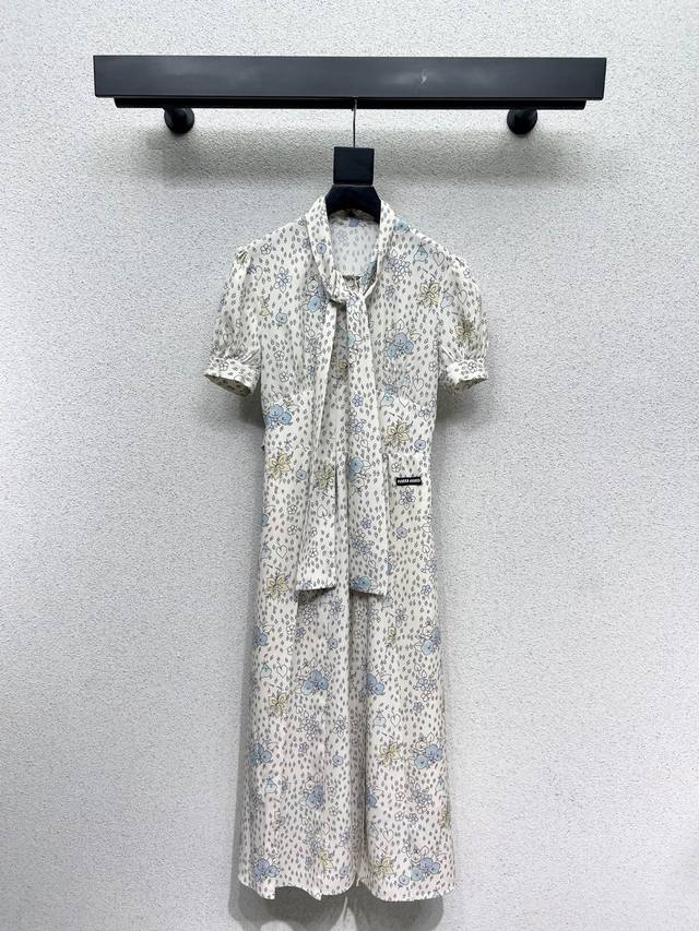 Miu printed dress with small floral prints is fashionable, low-key, elegant and