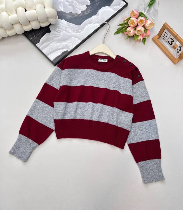 Miu striped contrasting short sweater is here to blow up the scene! 2025 early a