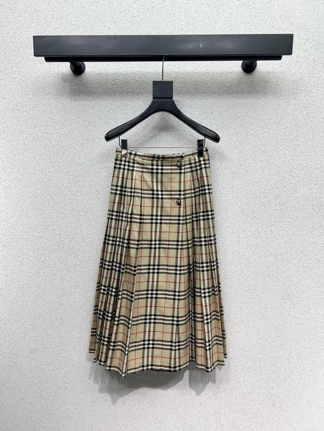 Burberry classic plaid skirt Classic design, the upper body is exquisite and cap