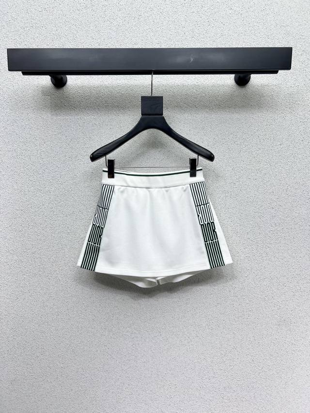 D's series of side striped college style shorts and skirts are fashionable, low-